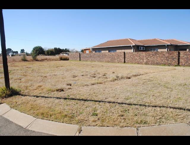 2 BEDROOM HOUSE FOR SALE IN LENASIA SOUTH